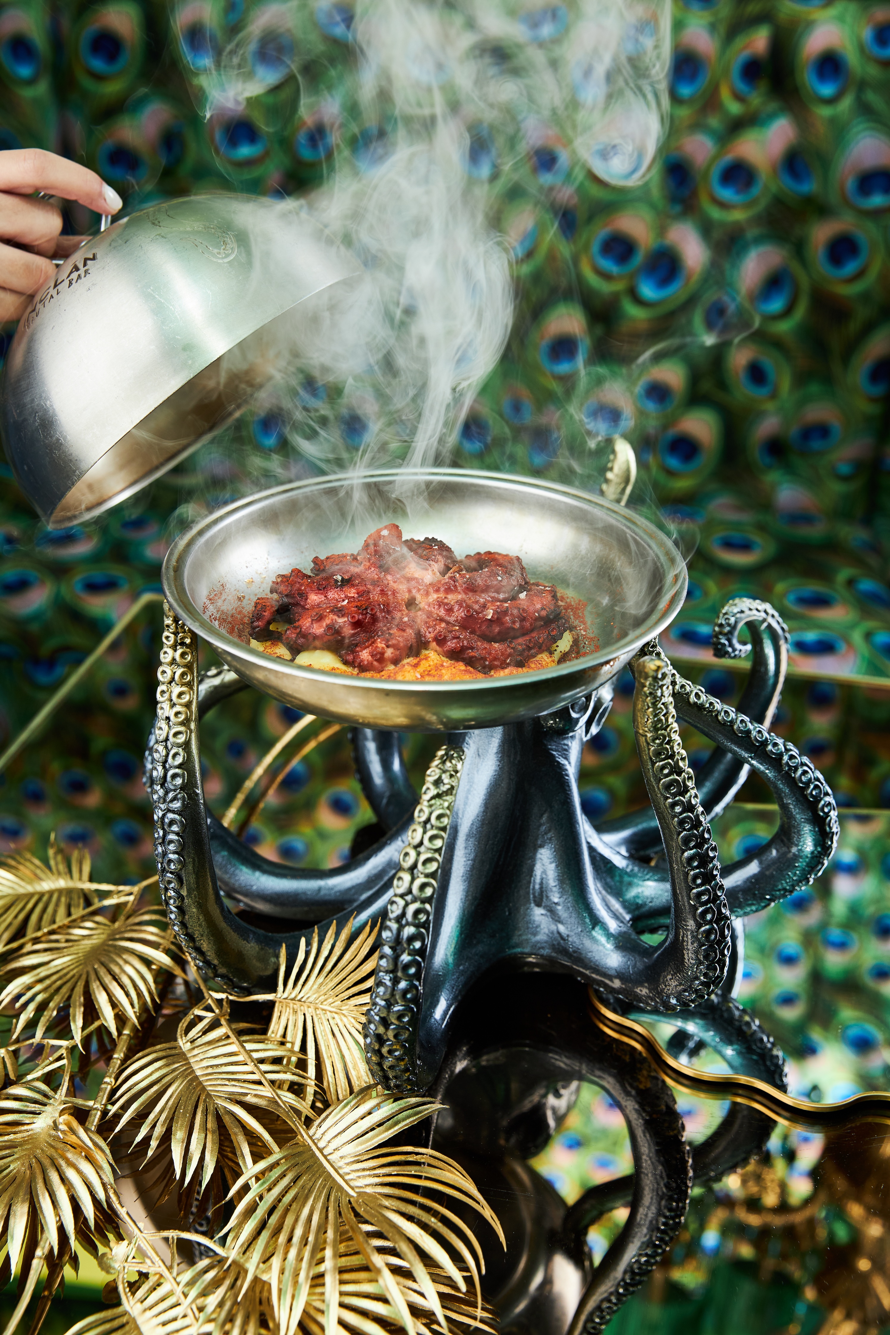 Щупальца осьминога с картофельным парментье и оливками каламата