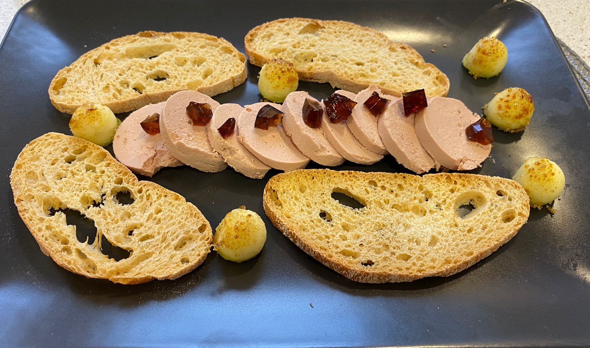 Mouse di foie gras con mela caramellata e cubetti PX (60gr./100gr)