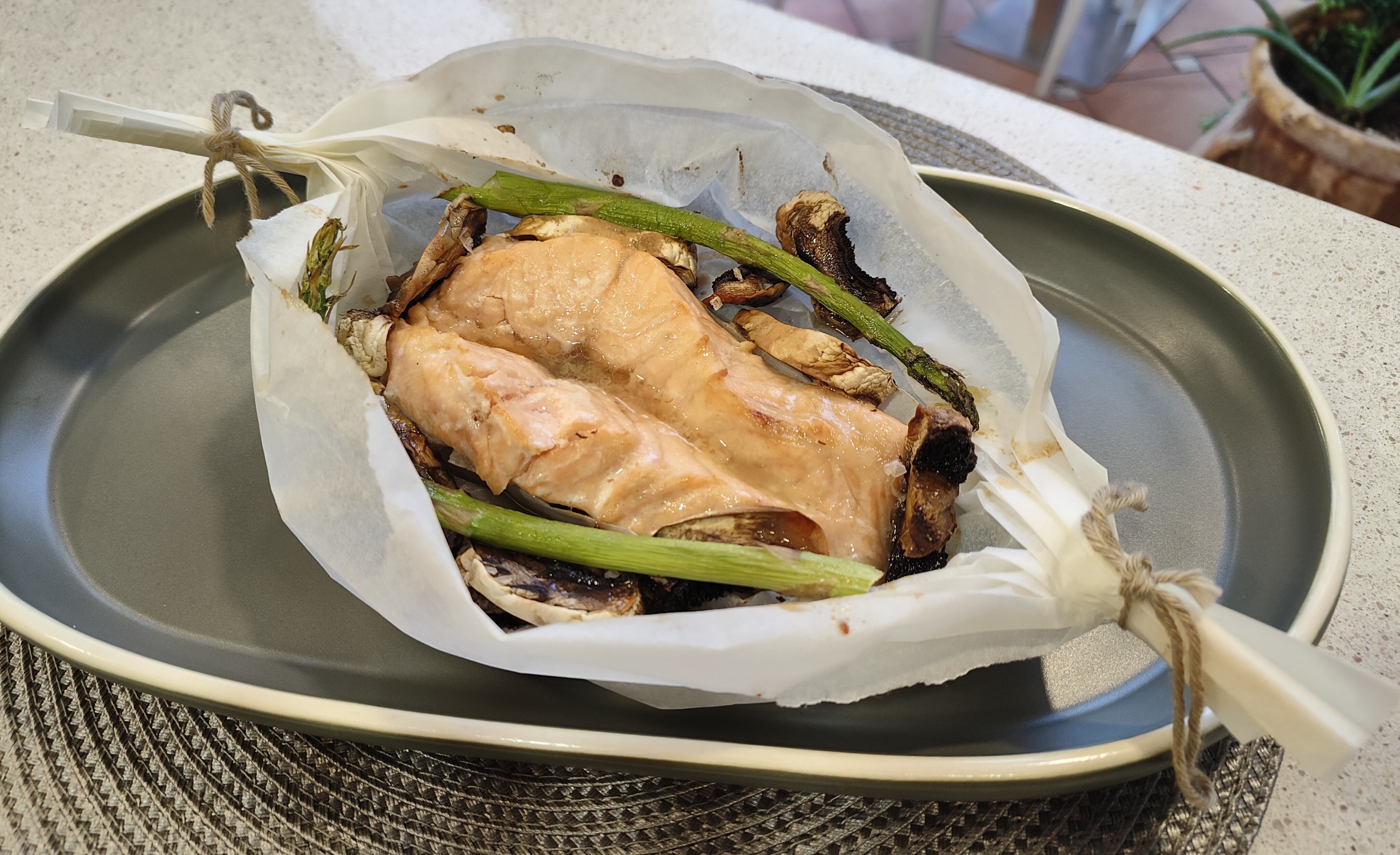 Baked salmon en papillote with vegetables (200 gr.)