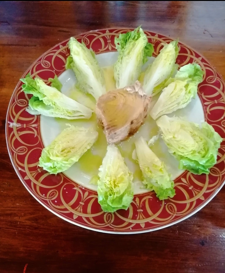 Buds of lettuce with tuna in olive oil