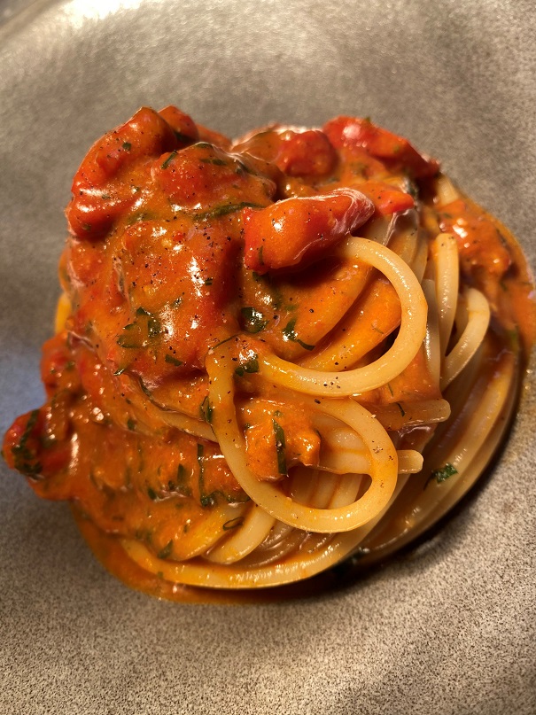 Spaghetti con erizo y tomatitos sicilianos