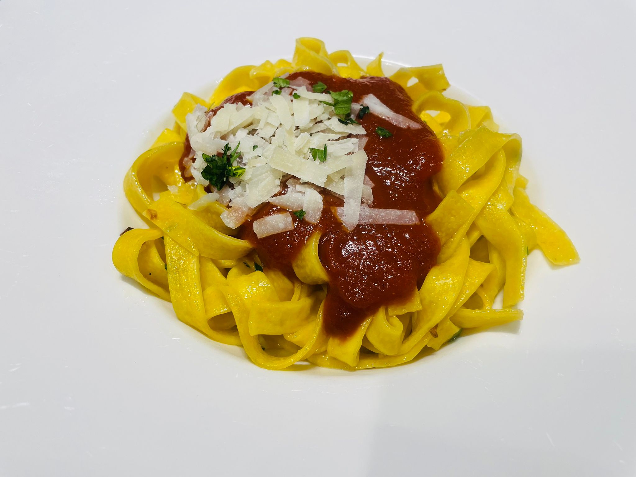 Noodles with homemade tomato and grated cheese