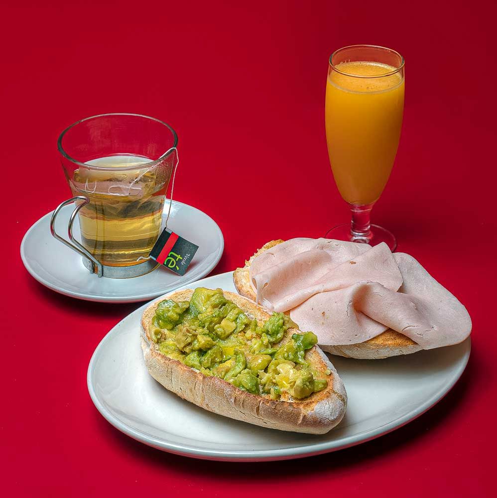 Nº7 Breakfast: Toast with avocado, turkey, orange juice and coffee or tea