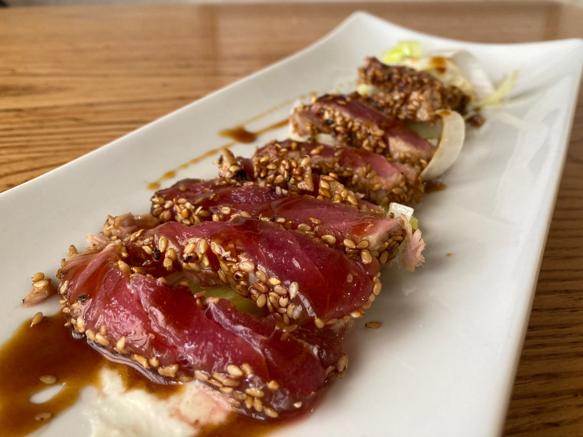 Tataki de atún rojo de almadraba macerado con soja y sésamo sobre base de ajo blanco