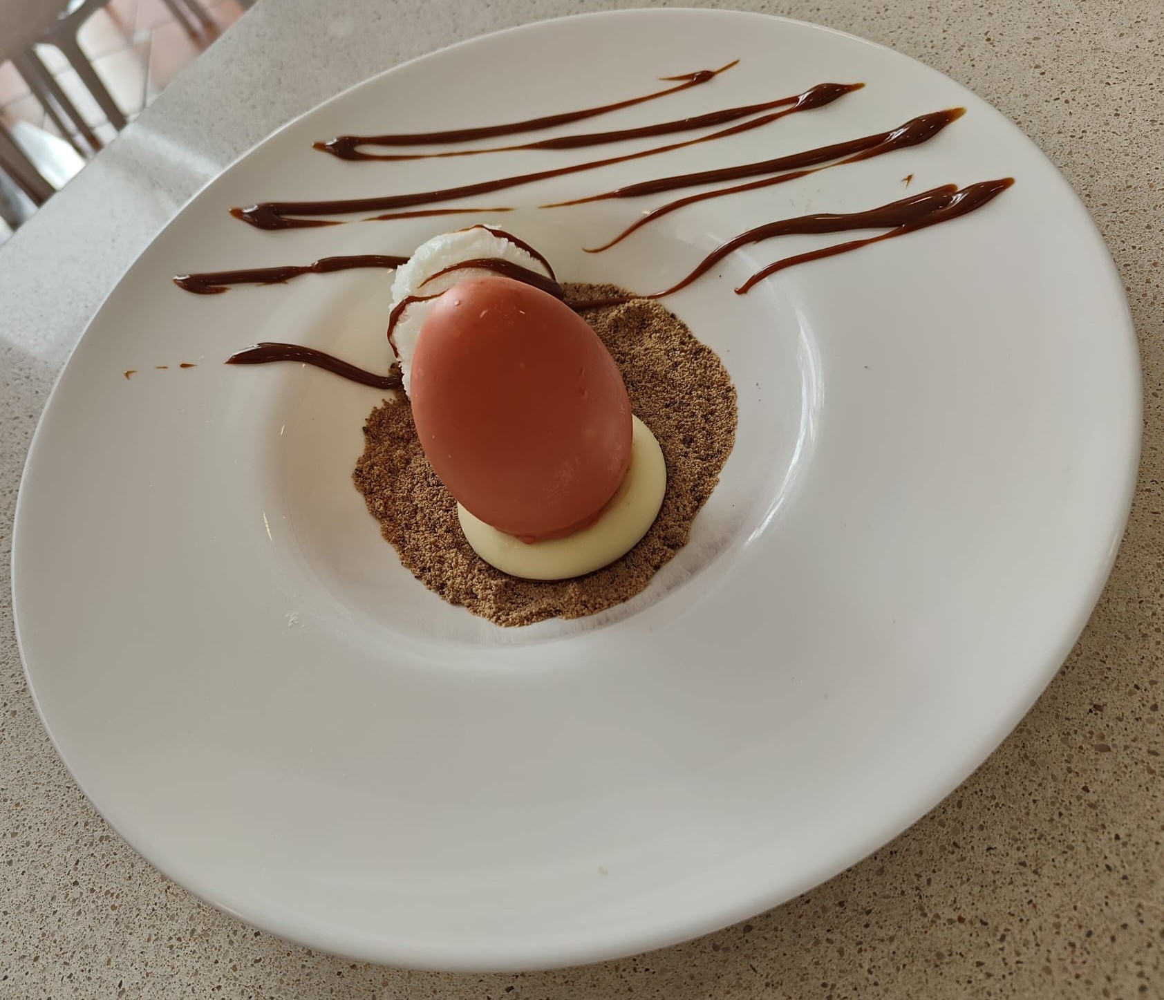 Trampantojo: huevo con chocolate blanco y mango