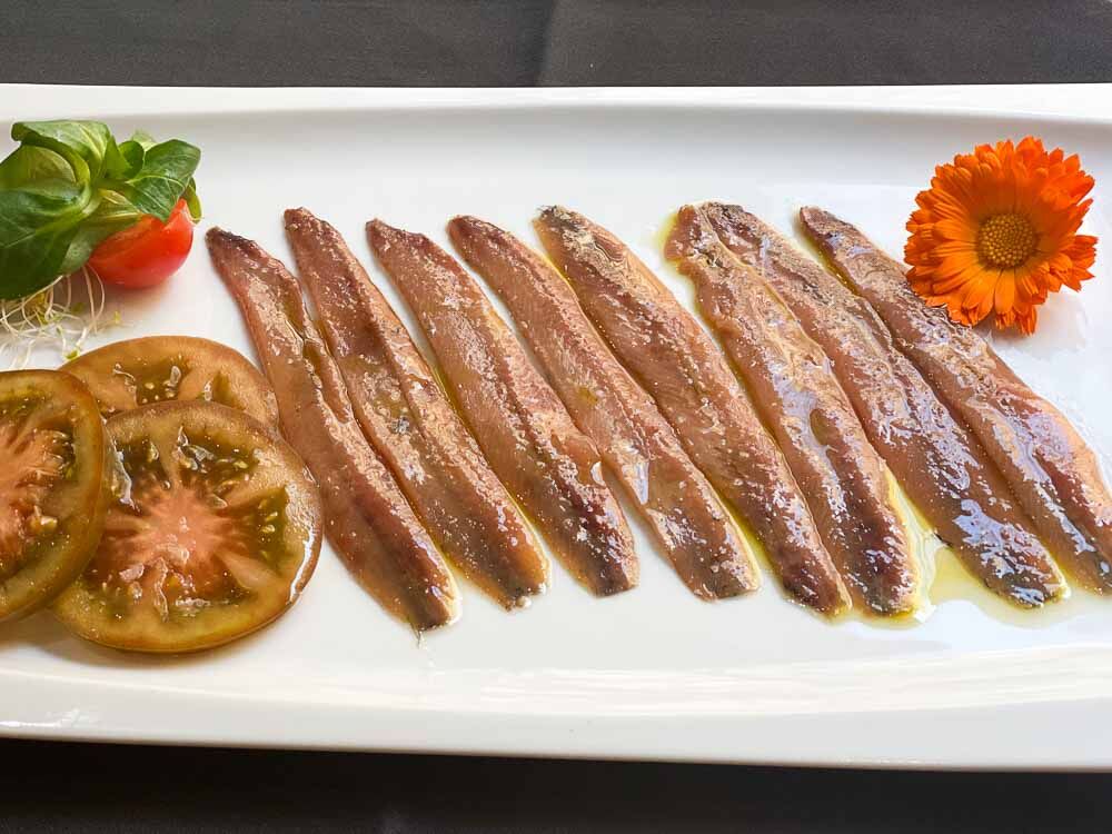 Anchovies with natural tomato