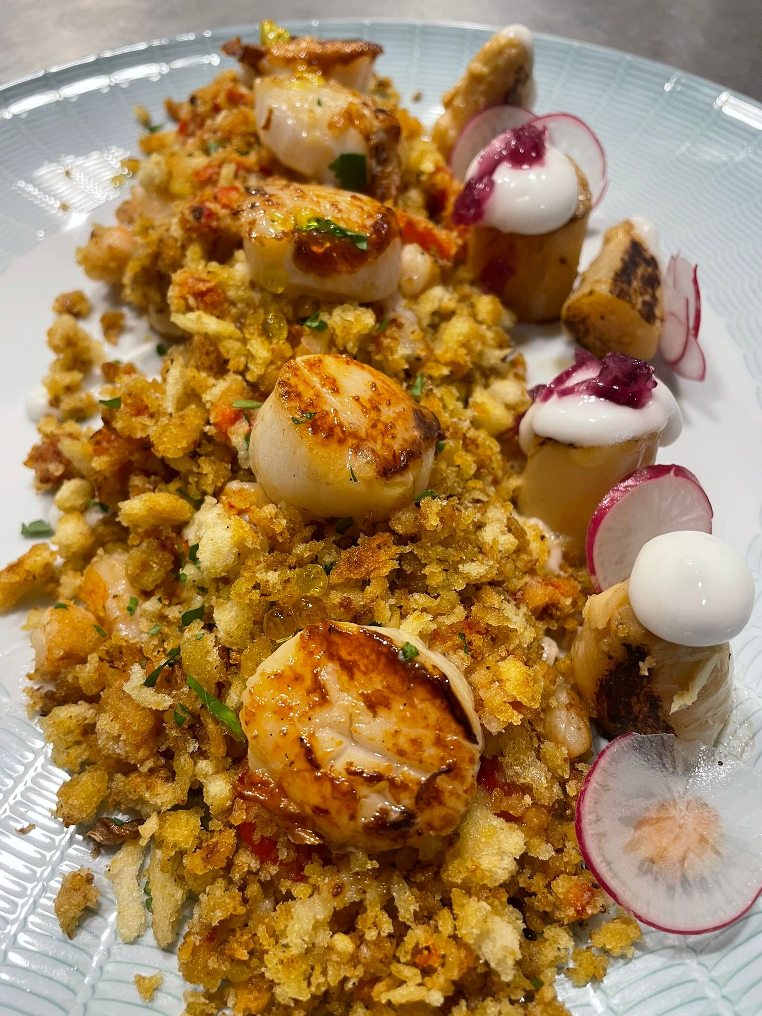 Grilled scallops with crumbs