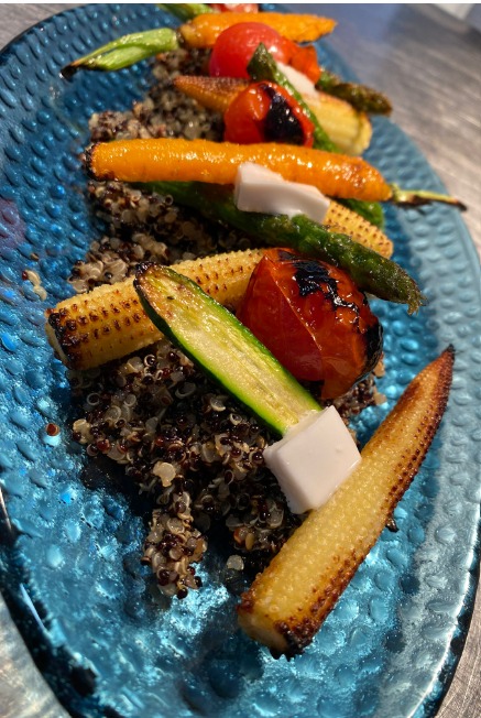 Ensalada templada de quinoa negra con verduritas baby a la plancha
