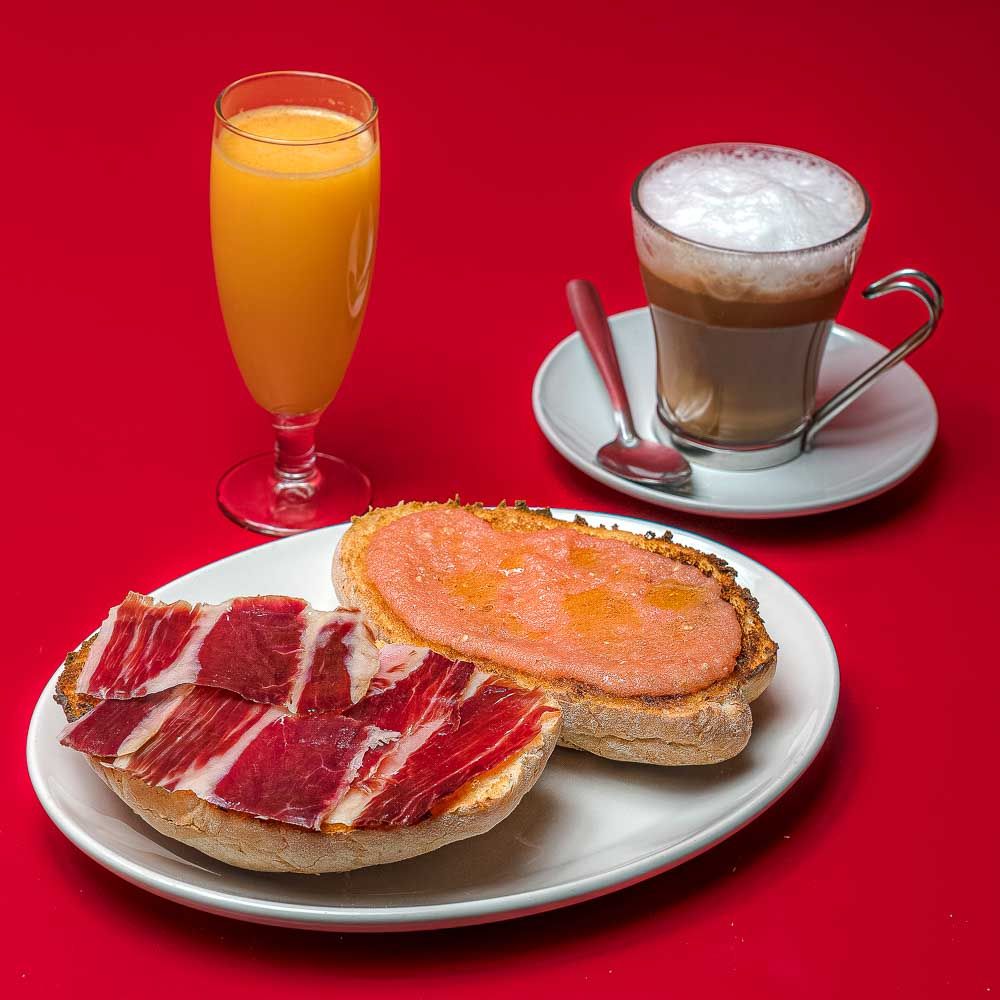 Nº3 Desayuno español: Tostada con aceite, tomate y jamón ibérico, zumo de naranja y café o té