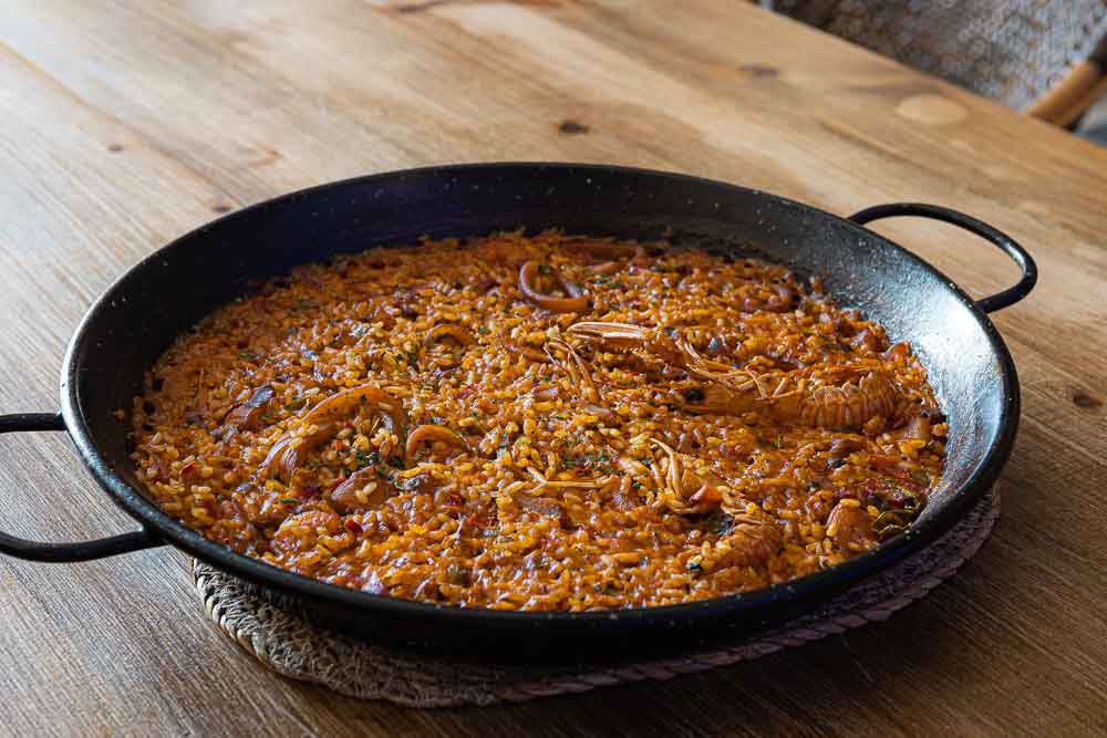 Dry rice in seafood paella (price per person)