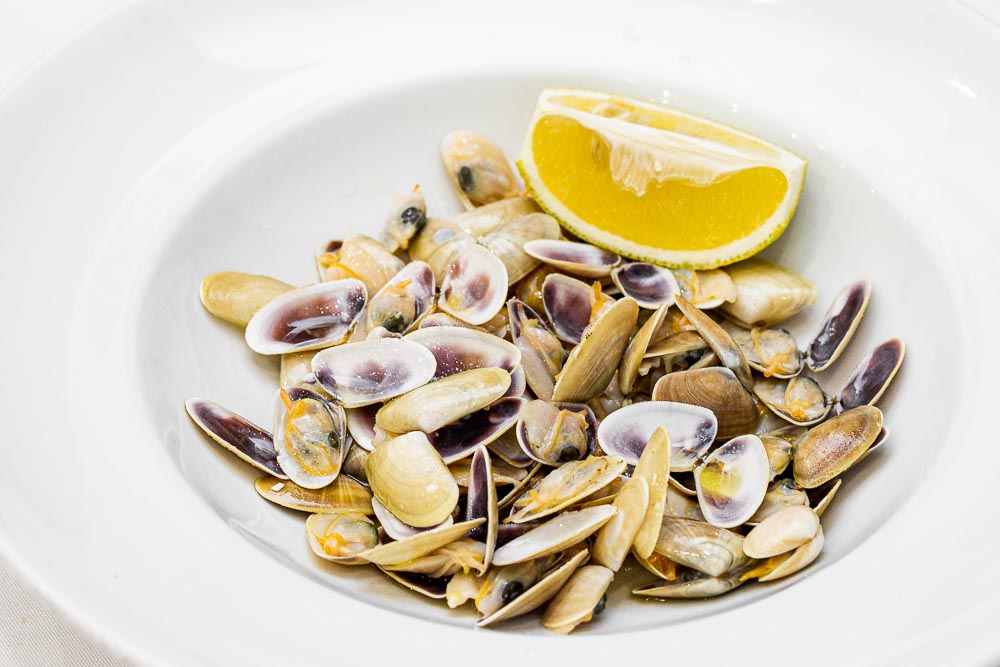Корона моллюски с соусом из морепродуктов