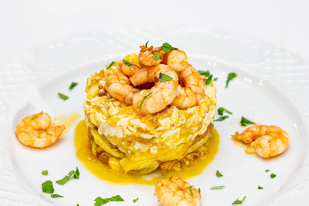 Scrambled eggs with shrimps cooked in olive oil and garlic