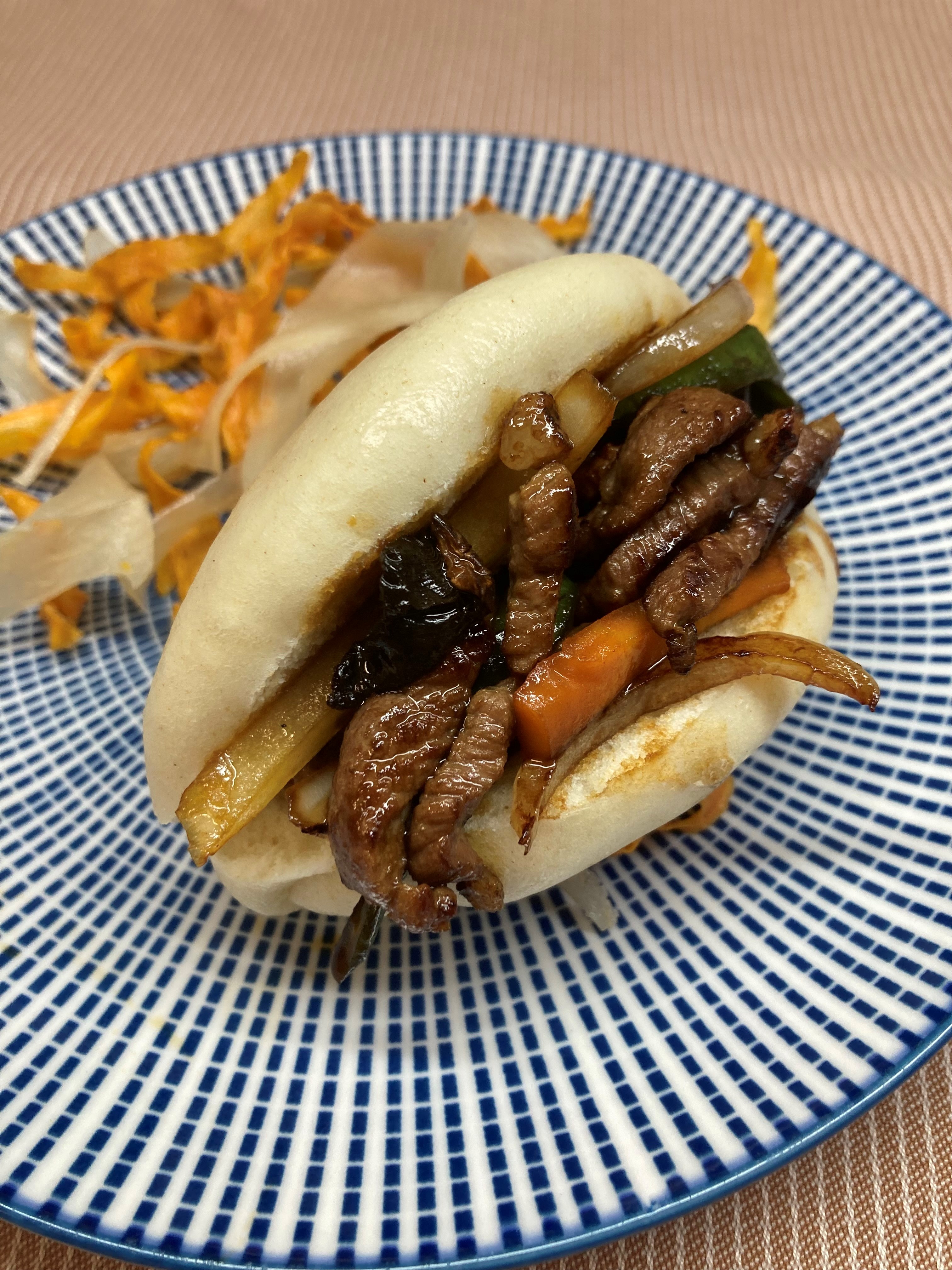 Pão Bao com cordeiro, legumes grelhados e soja
