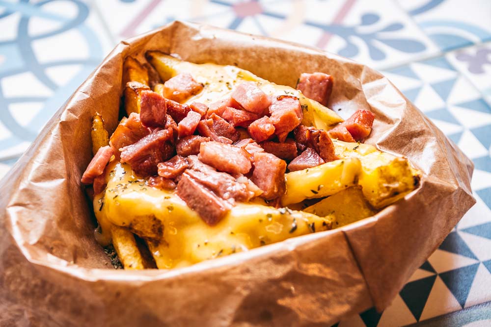 Pommes frites, fromage cheddar, bacon