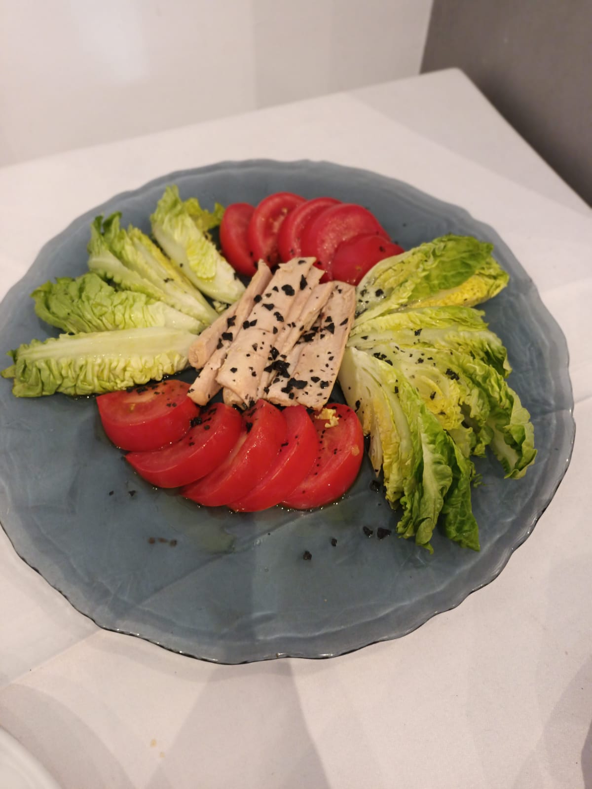 Lettuce hearts with tomato and anchovies