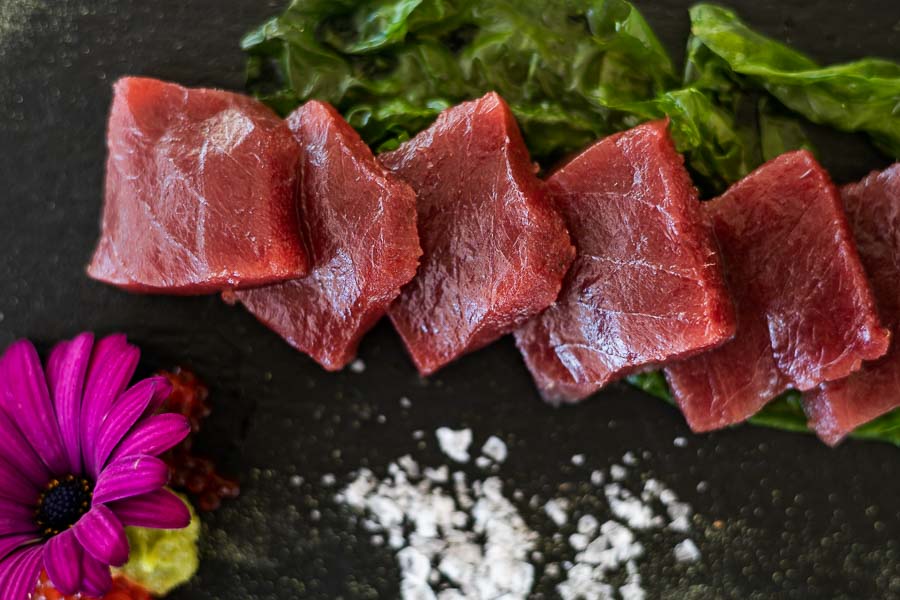 Sashimi de tonyina vermella amb escates de sal