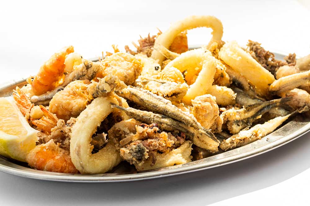 Lula frita, camarão frito, anchovas fritas