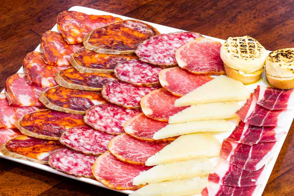 Assorted platter of local cured meats and aged cheeses (250g)