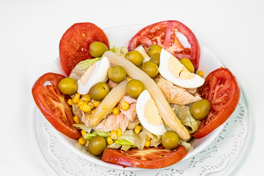 Lettuce, Tomato, Egg, Olive, Corn, Tuna, Asparagus