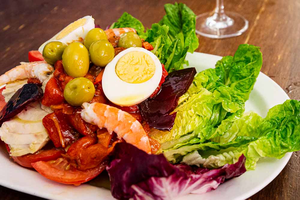 Lettuce, boiled egg, shrimp, pepper, tuna, olives, beet, tomato