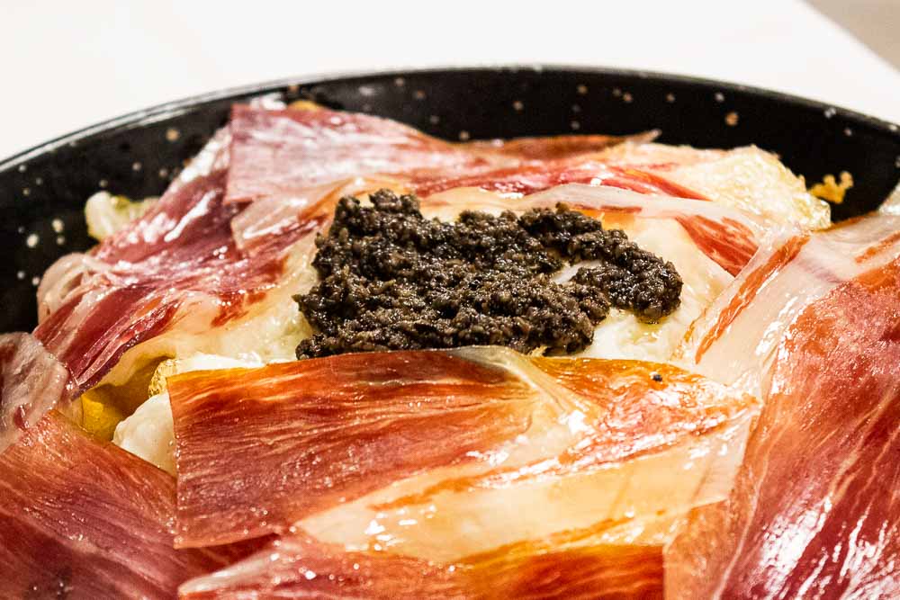 Scrambled eggs with ham and truffle
