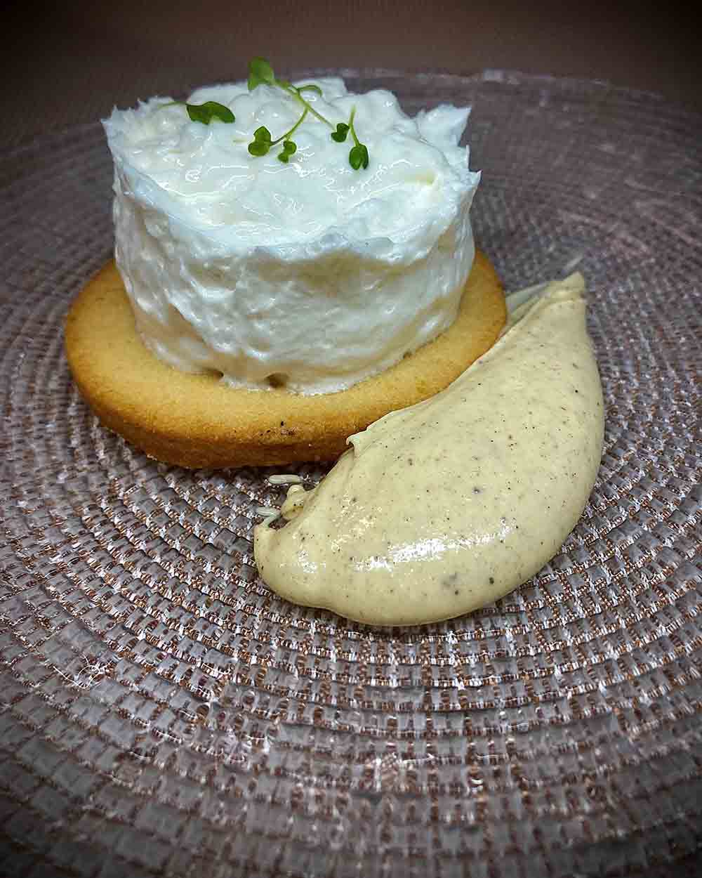 Rice pudding foam on almond biscuit and cinnamon cream