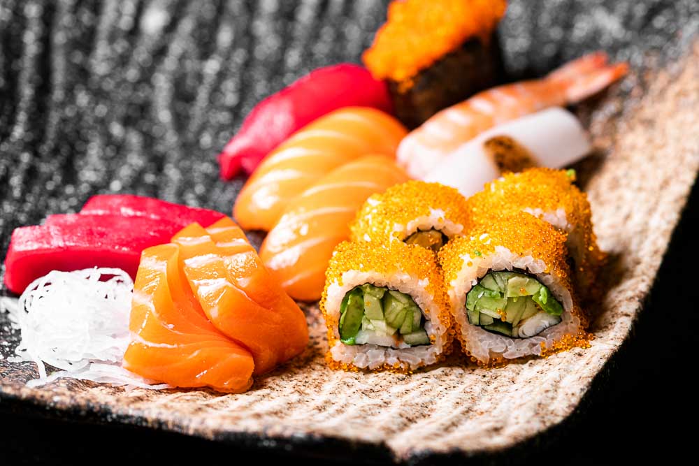Sushi, maki, sashimi variado (6, 6 y 4)