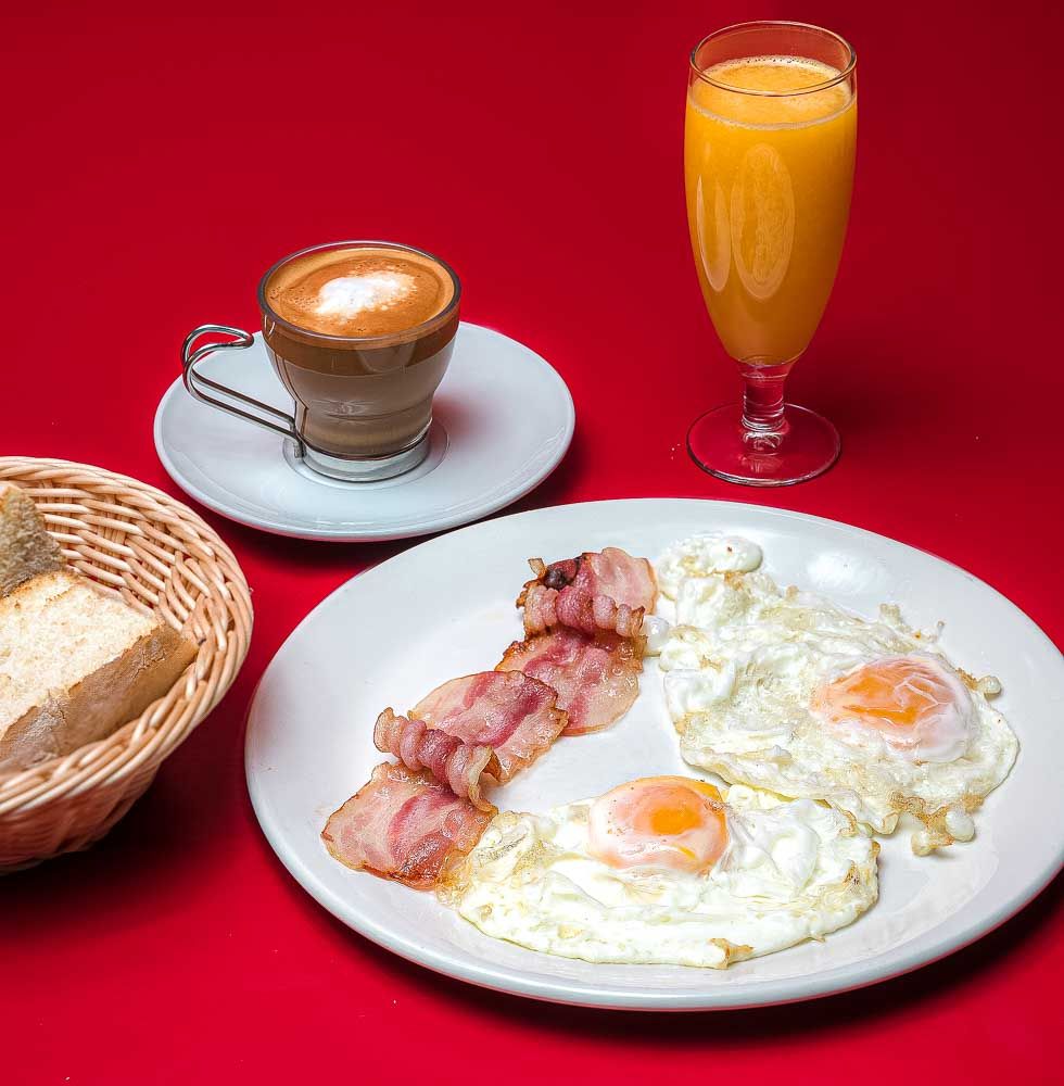 Nº1: Huevos fritos con bacon, zumo de naranja natural, té o café y pan