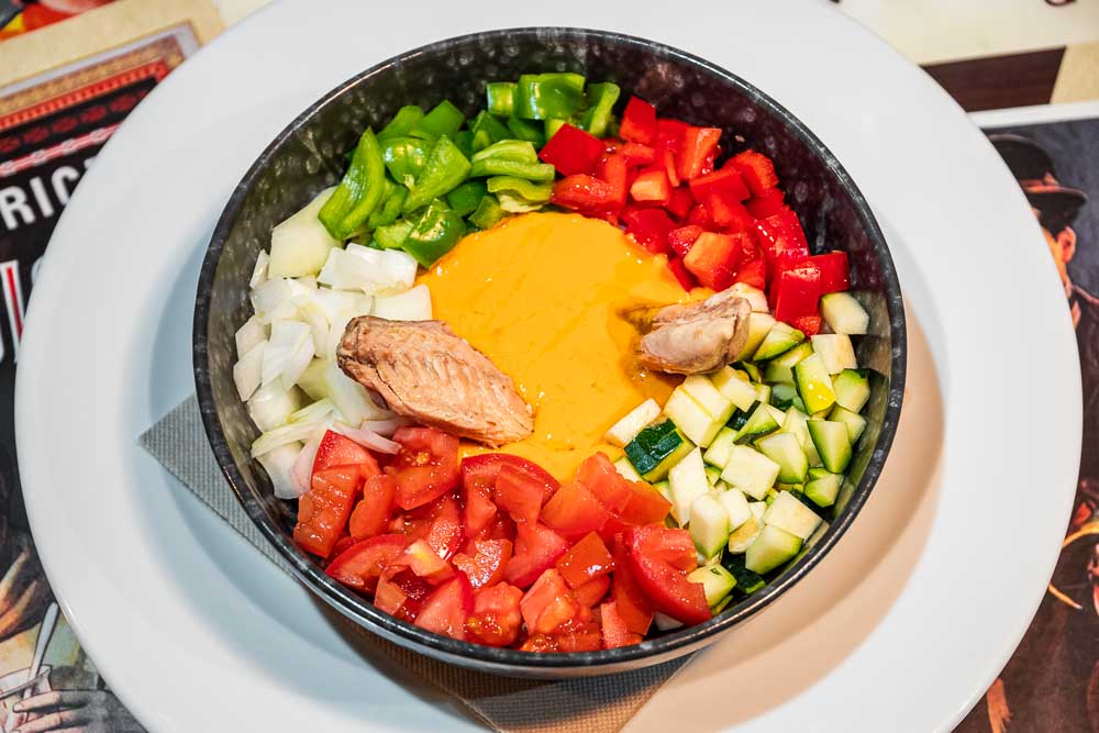 Salade, Légumes, Salmorejo, Maquereau à l'huile d'olive