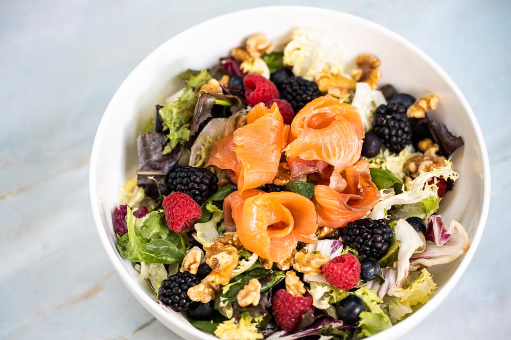 Salad With smoked salmon, red fruit, nuts, mustard