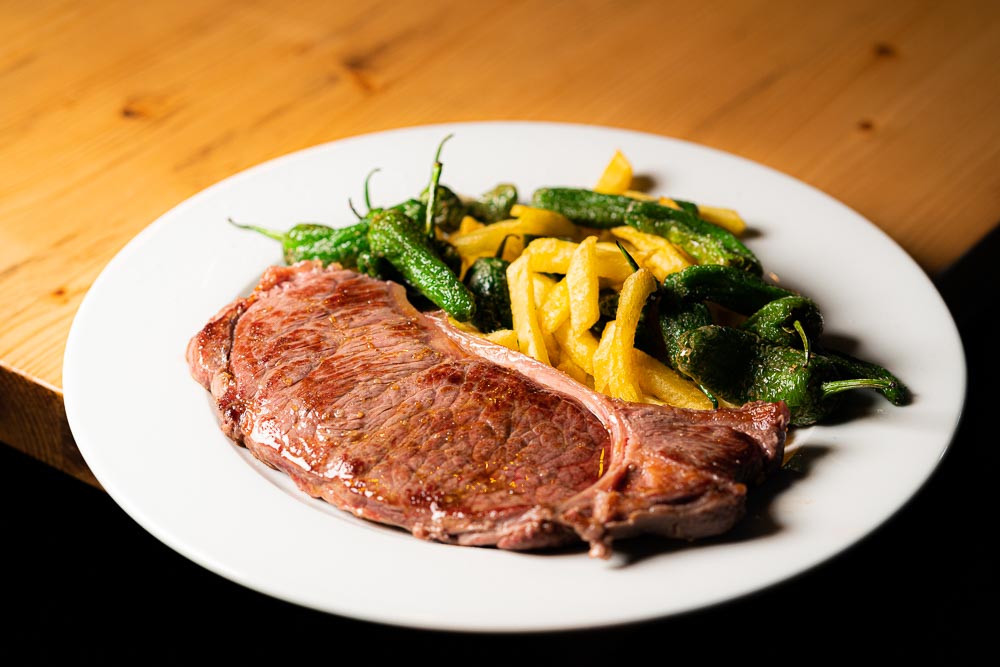 Beef entrecote with french fries and green fried peppers (250gr)