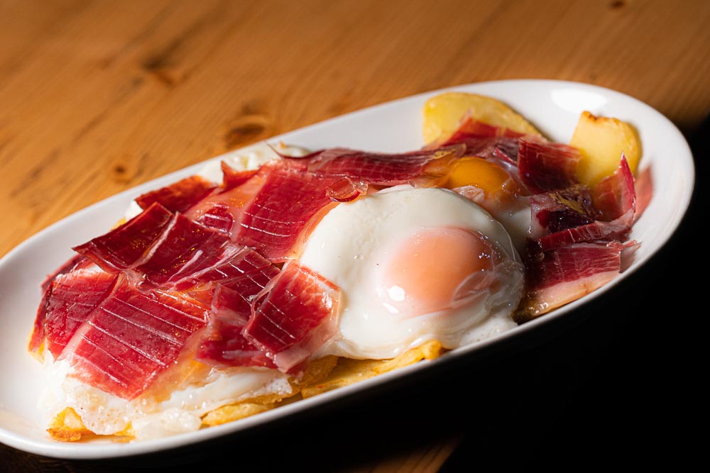 Fresh fried eggs with potatoes and Iberian ham (2 eggs or 4 eggs)