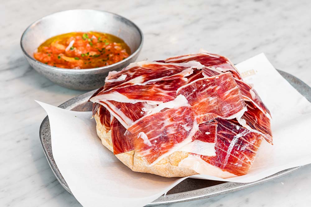 Iberian ham with tomato pure and bread airbag