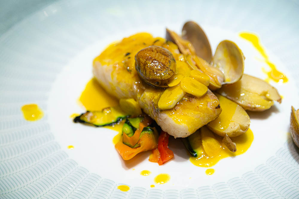 Hake with saffron with clams