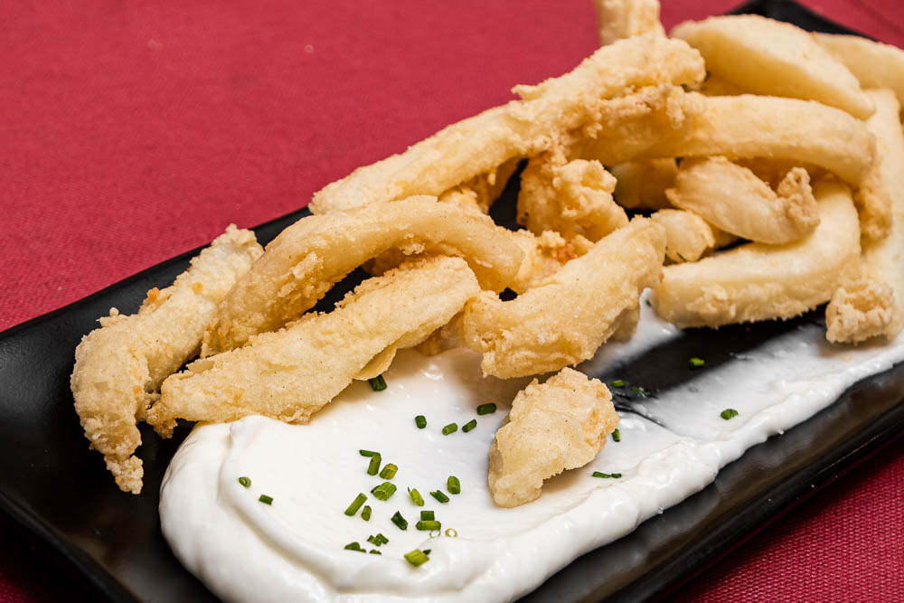 Fried sepia with garlic sauce