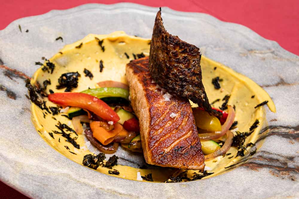 Taco de salmón a la plancha con su piel encostrada, mahonesa de curry rojo, wok de verduras y snack de alga crujiente