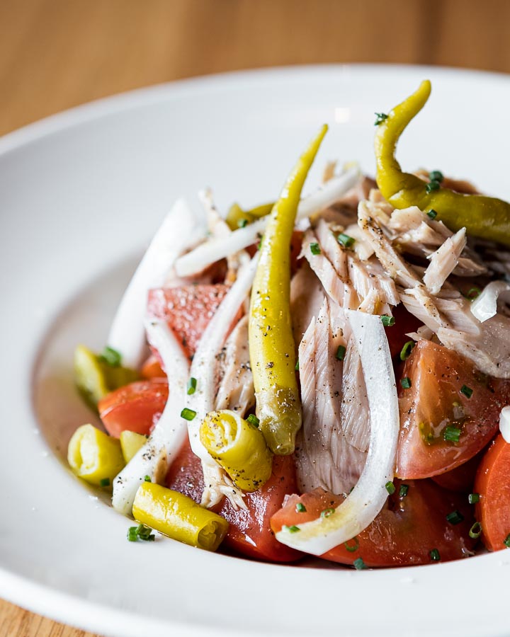Special tomato with tuna loin, baby onions, peppers & extra virgin olive oil