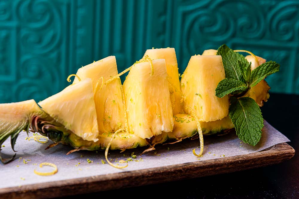Natural pineapple with lime zest
