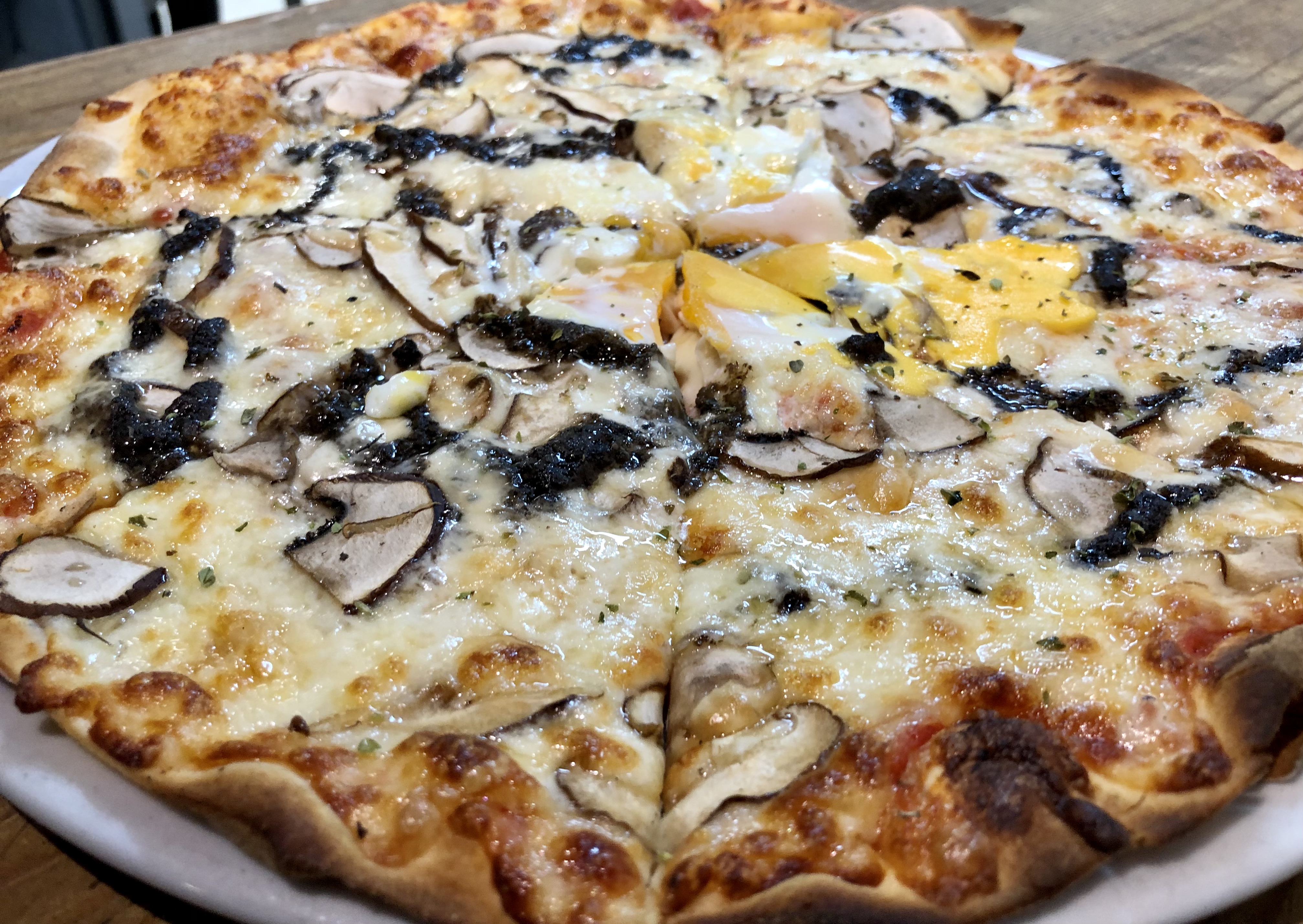 Pizza de champignons sazonais