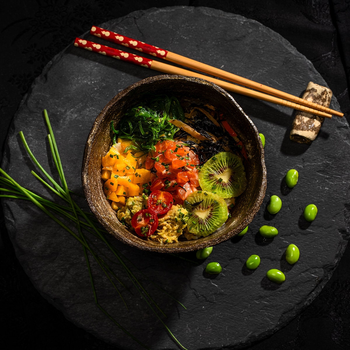 Poke bowl de riz avec poisson, légumes et algues