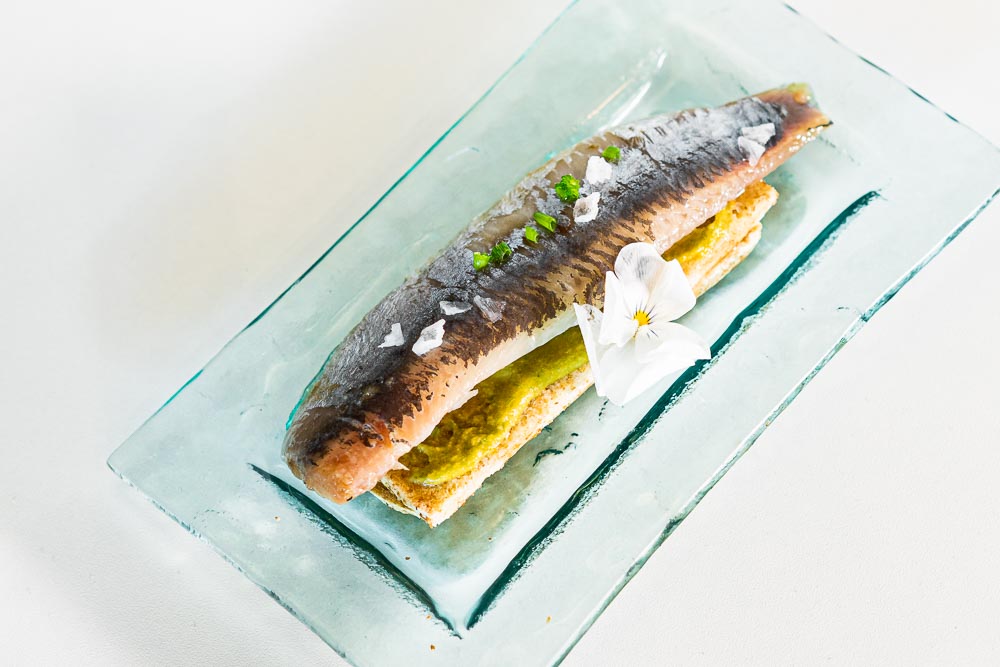 Toast di sardina affumicata con basilico Salmorejo