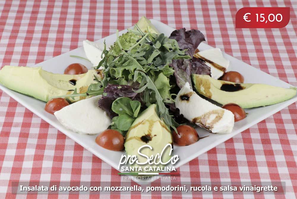 Salade d'avocat avec mozzarella de bufflonne, tomates cerises, roquette et sauce vinaigrette