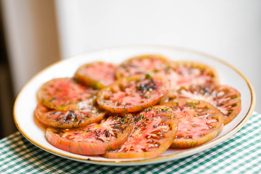 Tomato salad with garlic and olive oil
