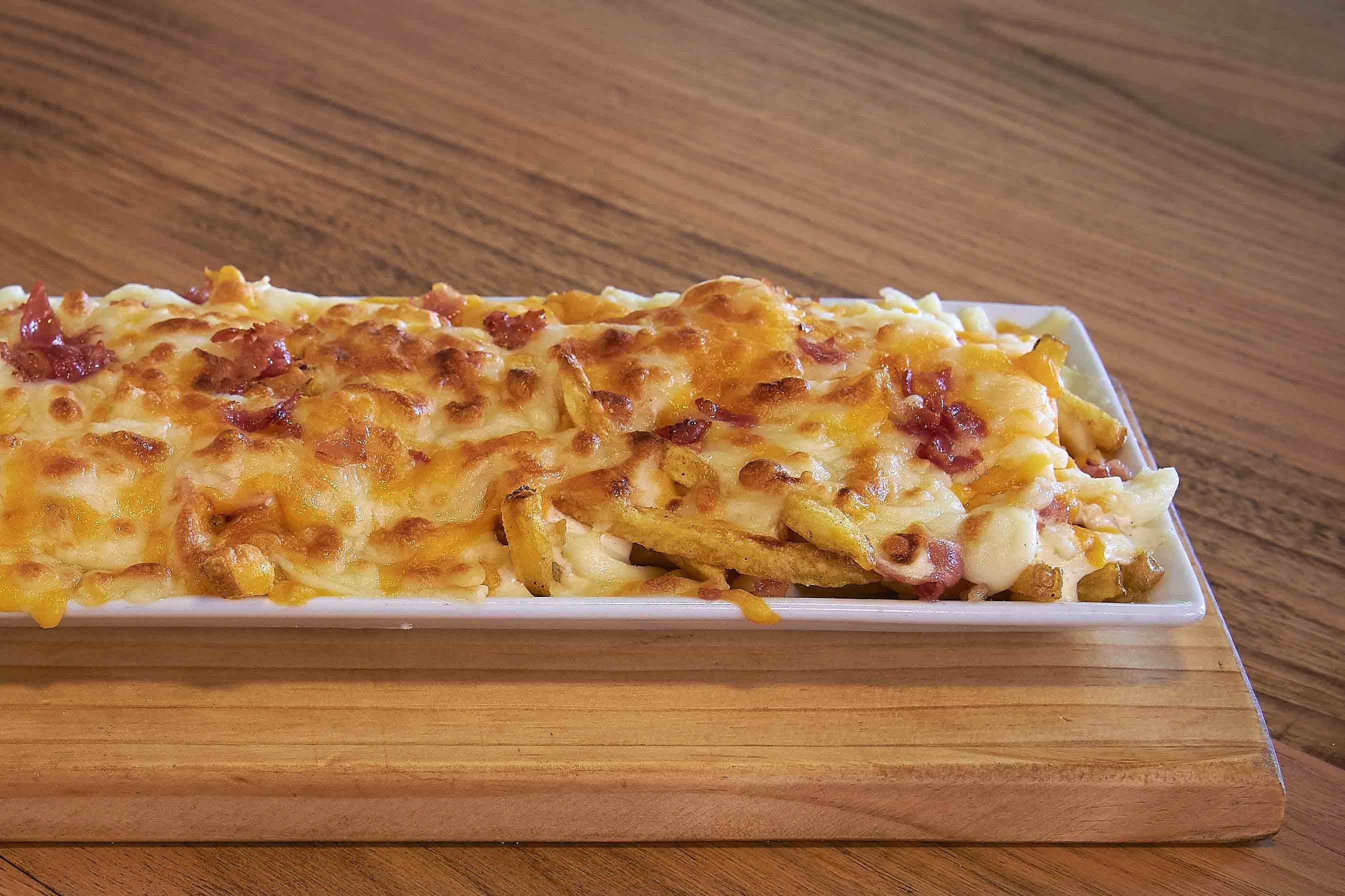 Фирменный картофель фри с беконом и сыром