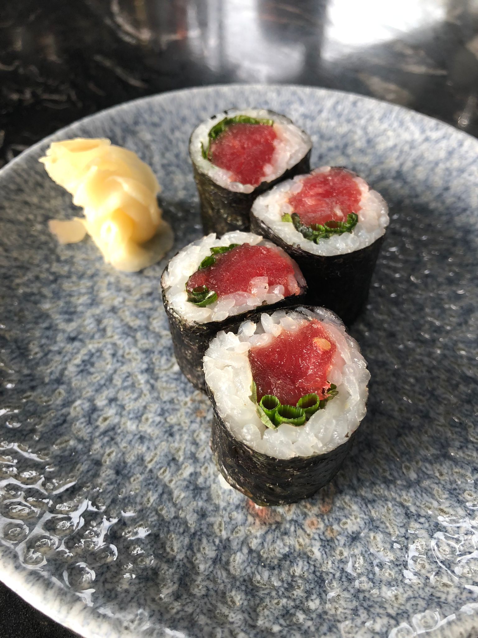 Maki Tuna Shiso (4 peces)