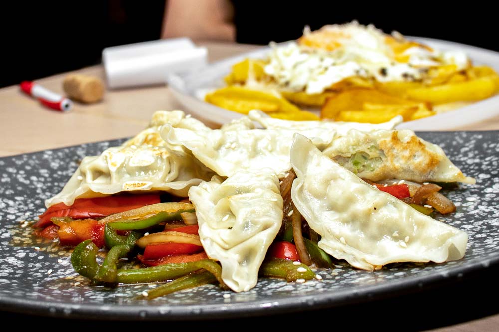 Grilled chicken jiaozi with wok vegetables