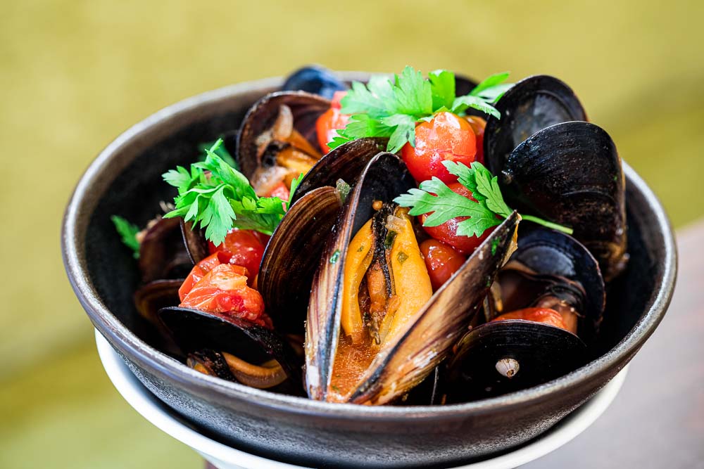 Mussels cassolette with cherry tomato, parsley and Martini Bianco	