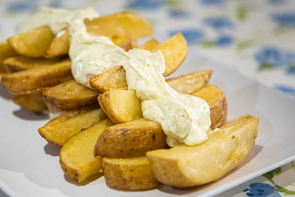 Pommes de terre frites avec sauce piquante ou aïoli