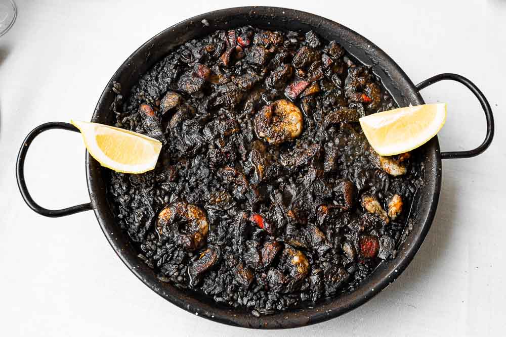 Black seafood paella