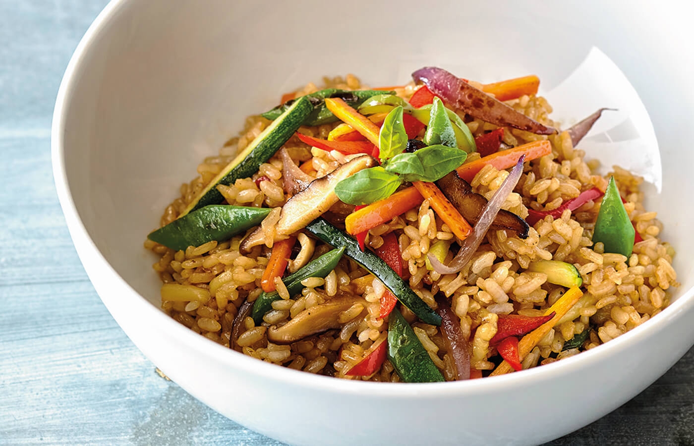 Wok de arroz com legumes e frango